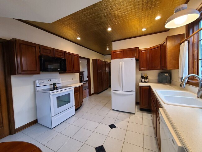 Building Photo - Charming 3-Bedroom, 2-Bathroom Home in South Haven, MI