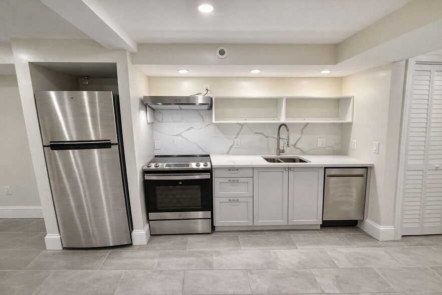 Kitchen - 35 Foster St