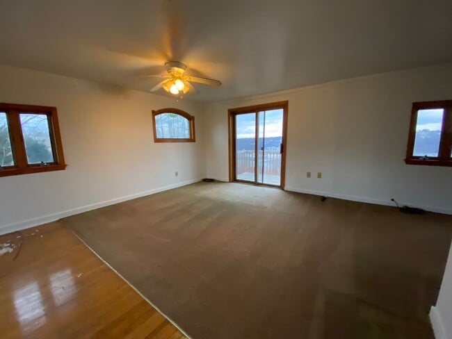 Building Photo - Loft Style Single Family Home - HUGE Yard