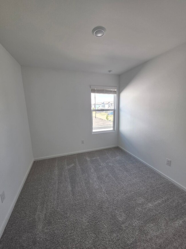 Building Photo - "Feel Right at Home – Modern 3 Bed, 2.5 Ba...