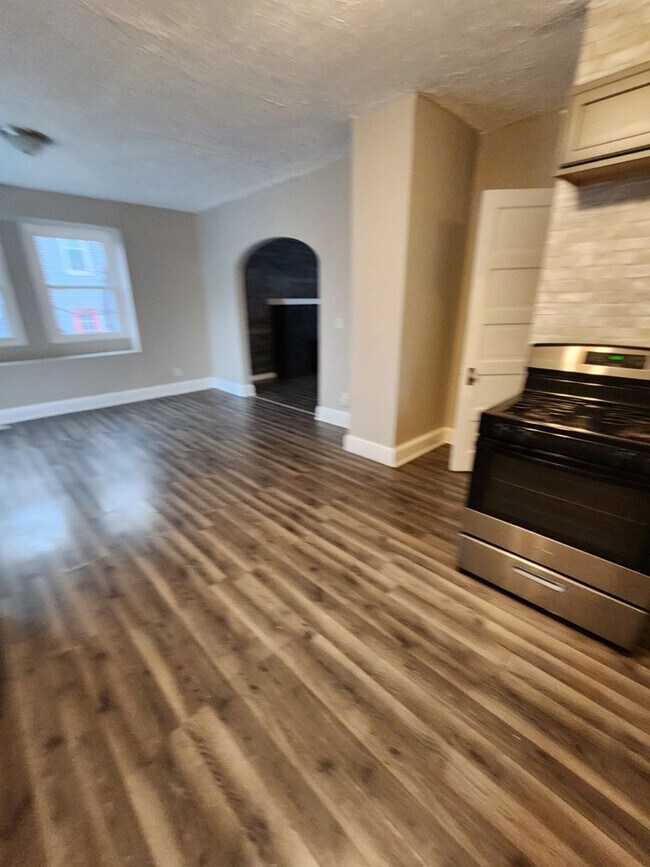 Building Photo - 3 Bedroom House for Rent on W 25th - MOVE IN READY AND CLEAN