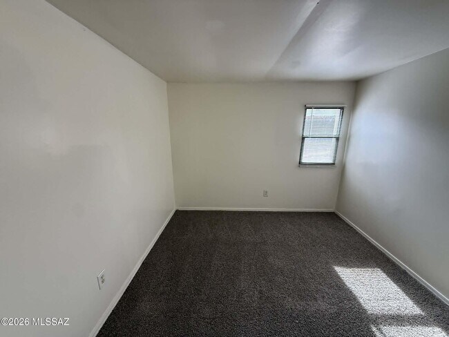 Building Photo - 1137 E Adelaide Dr
