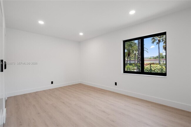 Building Photo - 1543 SW 1st Ave