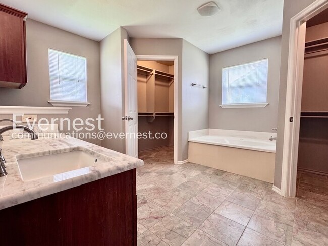 Building Photo - 4 Bed/2 Bath Home with Fenced Yard & Garage / Pet-Friendly / Available Now!