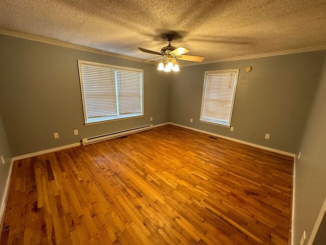 Building Photo - 3 bed 2 bed house in Henrico! Big yard, la...