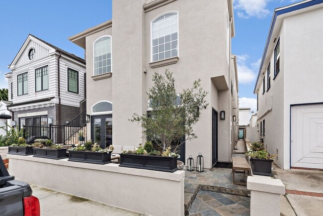 Building Photo - Vacation Rental on Balboa Peninsula