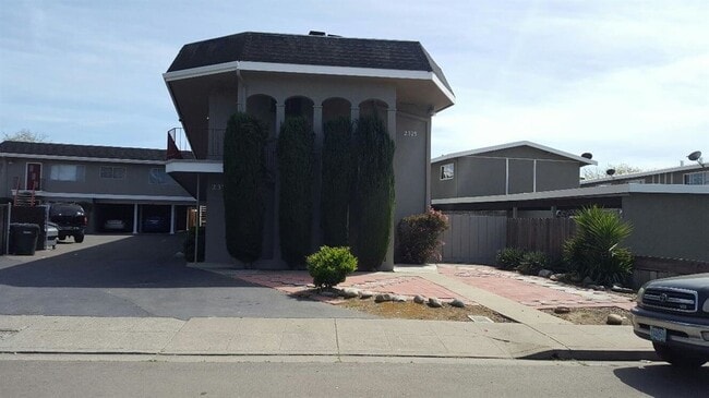 Building Photo - 2375 Chestnut St