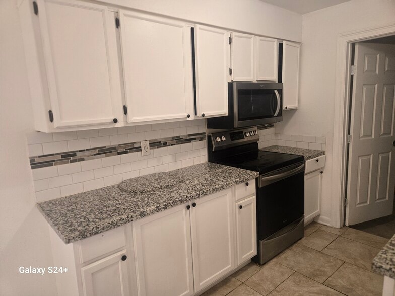 Building Photo - 1924 Pace Blvd