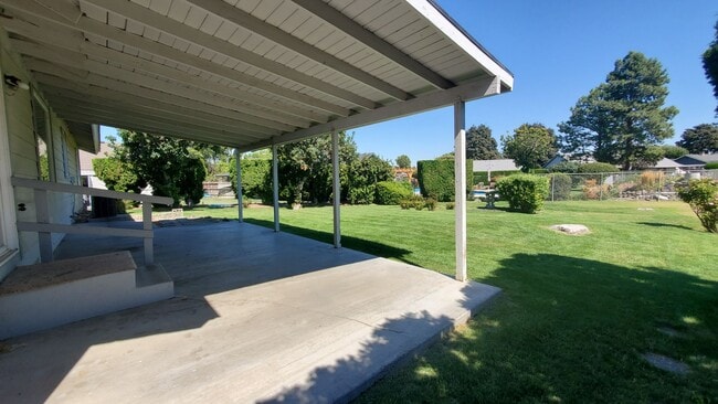 Building Photo - Spacious One Level 4 Bedroom, All New Kitchen Appliances, Landscaping Included!