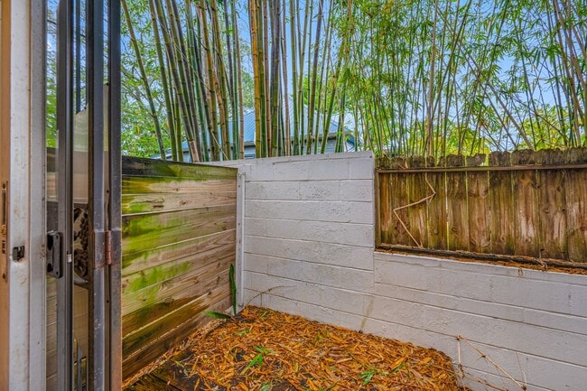 Building Photo - Renovated Seminole Heights Townhome with Laundry Included