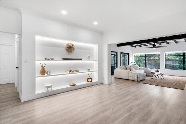 Building Photo - 704 NE 2nd St