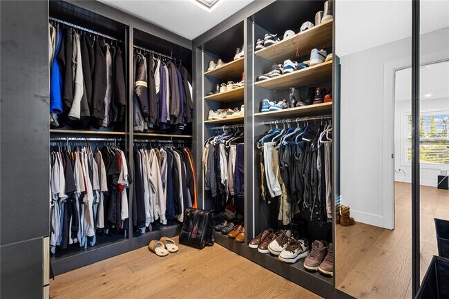 Building Photo - 915 Lost Forest Dr NW