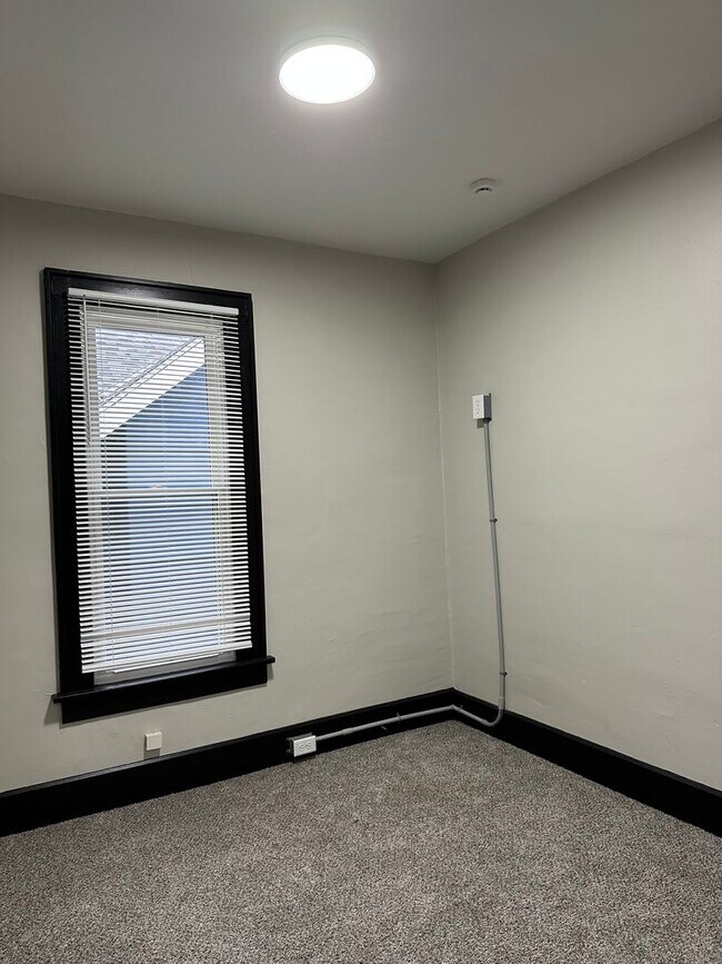 Building Photo - 98-100 N Hague Ave