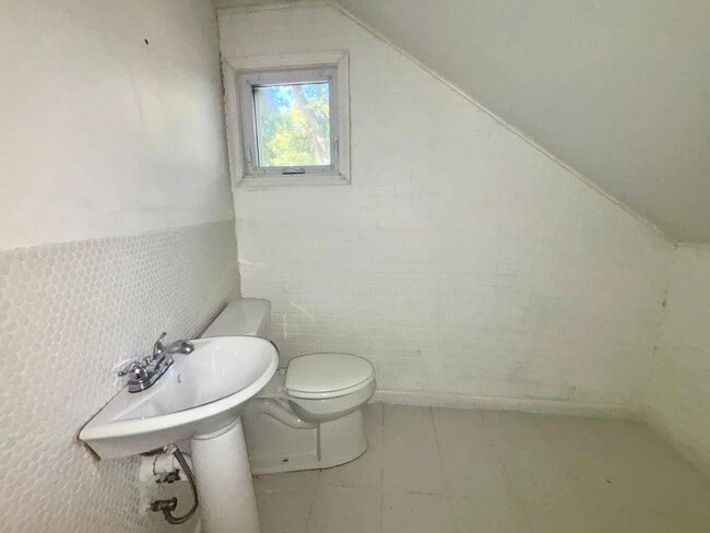 Building Photo - Hemphill Park Gem! 4 Bed/2.5 Bath - Availa...