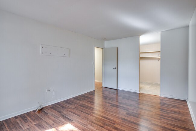 Building Photo - 1049 W Ogden Ave