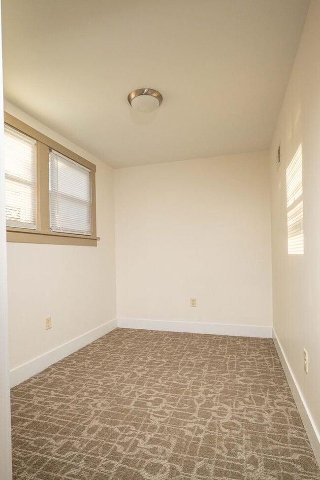 Building Photo - SCORE 1ST MONTH'S RENT FREE IF SIGNED BY JAN 30! Gorgeous 3 bedroom home in Scott Township availa...