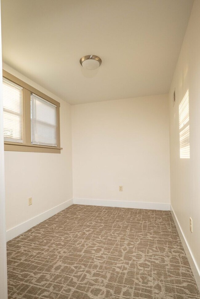 Building Photo - SCORE 50% OFF 1ST MONTH'S RENT IF SIGNED BY DEC 19! Gorgeous 3 bedroom home in Scott Township ava...