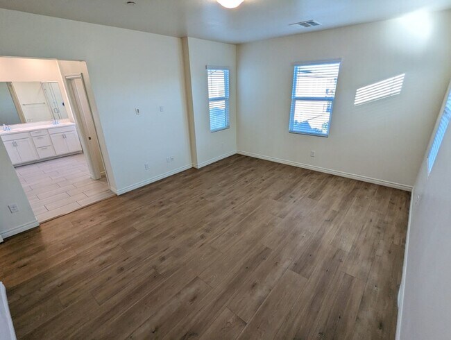 Building Photo - 1310 Ossa St