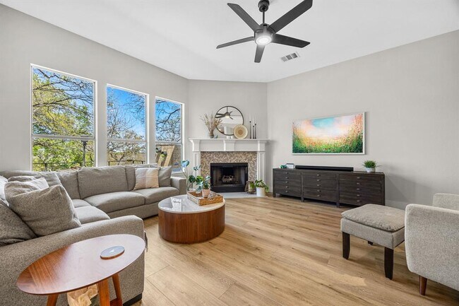Building Photo - 128 Las Colinas Dr