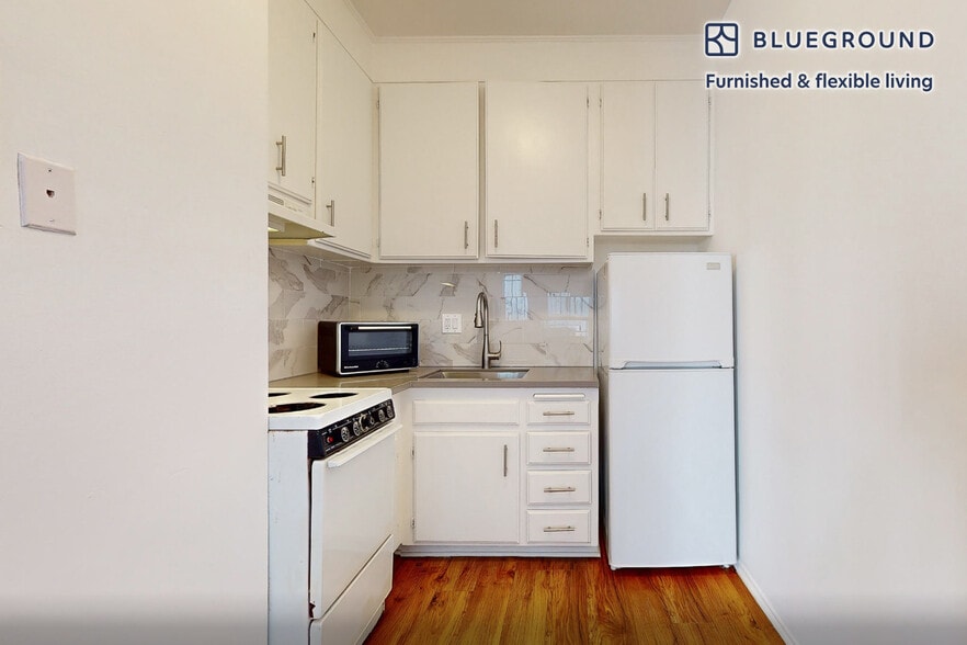 Building Photo - 10965 Rochester Ave