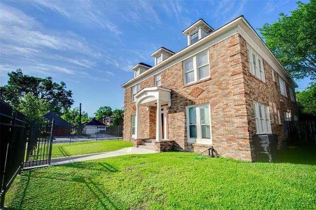 Building Photo - 2601 Rosedale St