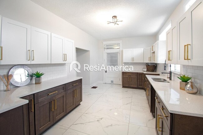 Building Photo - Beautiful 3/3 Craftsman in a Great Midtown Location!