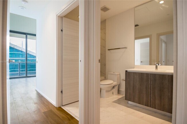 Building Photo - 801 S Miami Ave