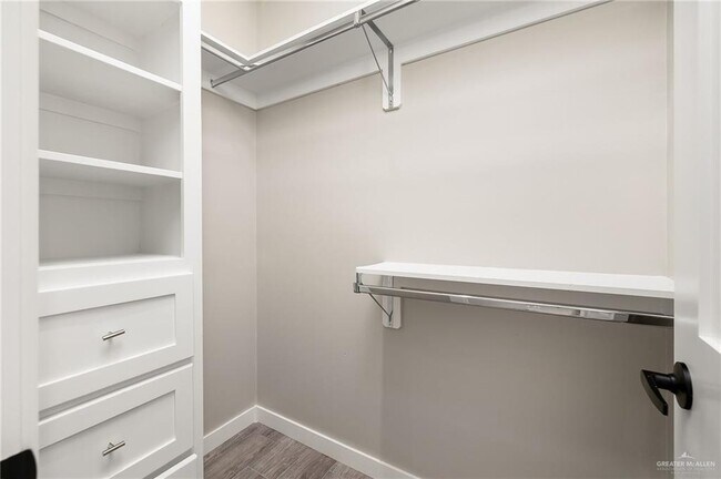 Building Photo - 2714 Primrose Dr