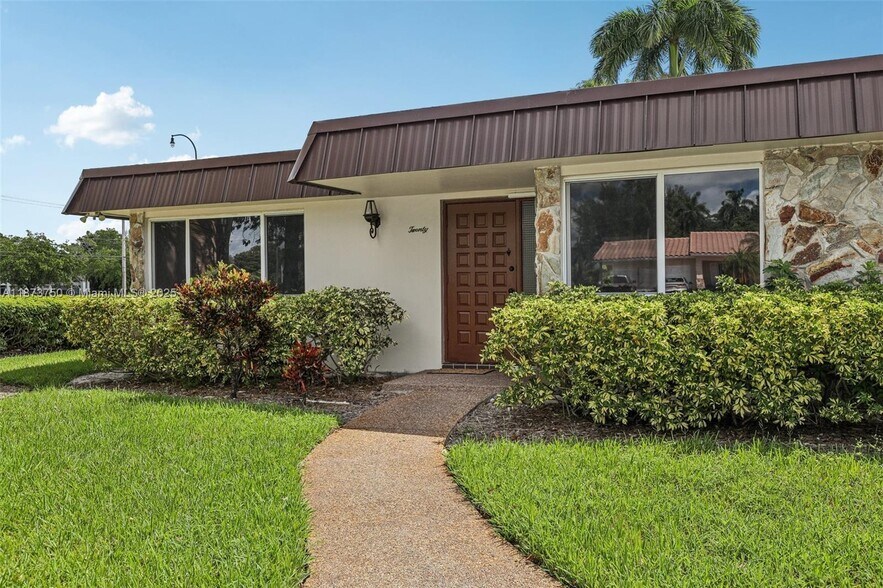Primary Photo - 20 W Tropical Way