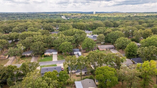 Building Photo - 6412 Chippewa Dr