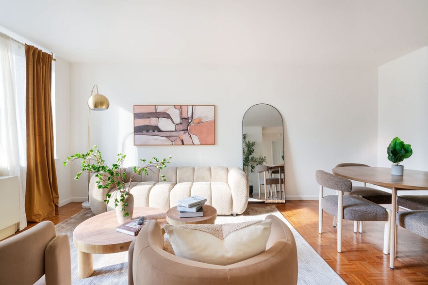 Building Photo - 350 W 43rd St