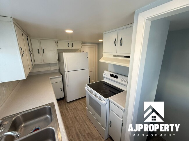 Building Photo - 1612 S Cliff Ave