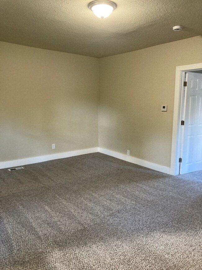 Building Photo - 1 Bedroom Fully Remodeled