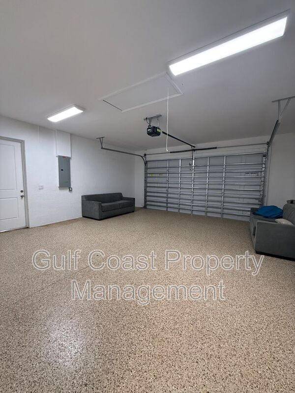 Building Photo - 2609 NE 5th Pl