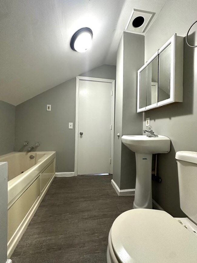 Building Photo - Exquisite 4 Bedroom 2 Bathroom Home in Min...