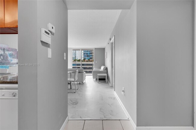 Building Photo - 1200 Brickell Bay Dr