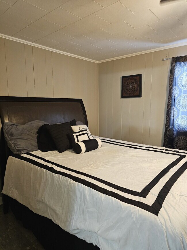 Building Photo - Historic home 2/1 for rent! Fully furnished