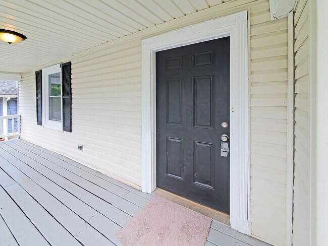 Building Photo - Beautifully Updated 4-Bedroom Home Near Mo...