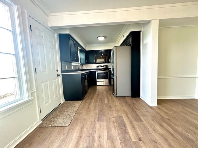 Building Photo - Well appointed 2 bed, 2.5 bath Townhouse