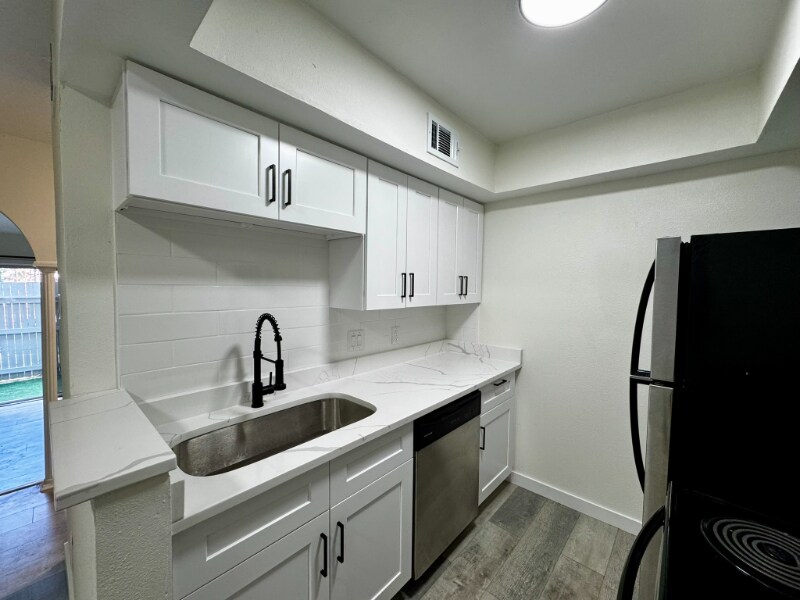 Building Photo - 170 De Chantle Rd