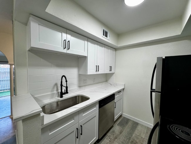 Building Photo - 170 De Chantle Rd