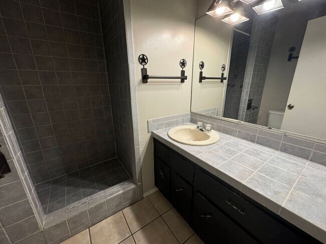 Building Photo - 2404 Shoemaker Dr