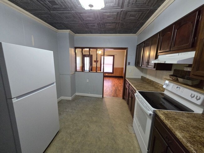 Building Photo - 2-bedroom Bungalow with Spacious Kitchen, Large Covered Porch and Large Garage