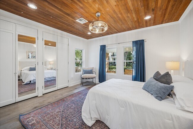 Building Photo - 515 E 9th St