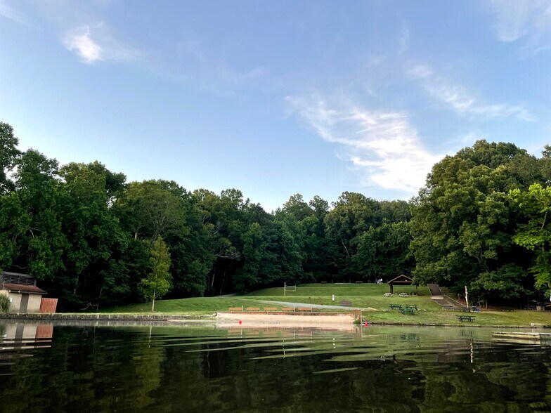 Eastwood Lake - 2117 N Lakeshore Dr