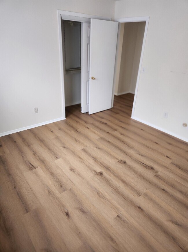 Building Photo - 71 Linnet St