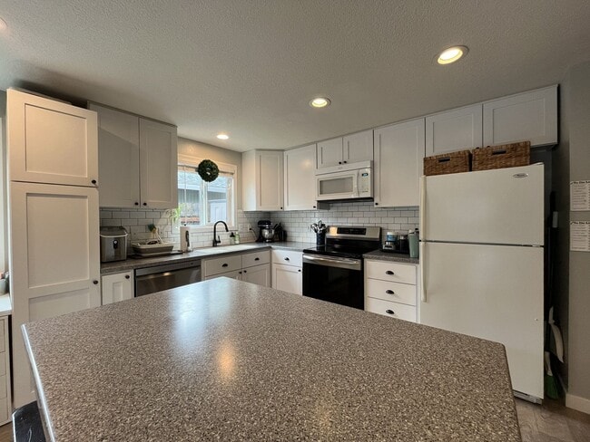 Building Photo - Charming Home Near Nike Campus with Vaulted Ceilings & Updated Kitchen
