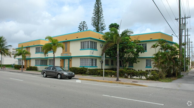 Primary Photo - Lake Palm