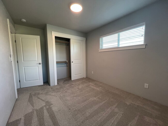 Building Photo - Gorgeous SW Medford - newer construction |...