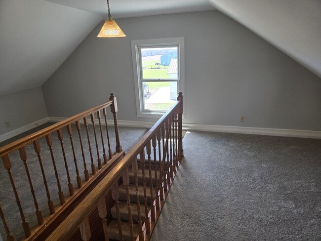 Building Photo - Large 4 Bedroom Farmhouse